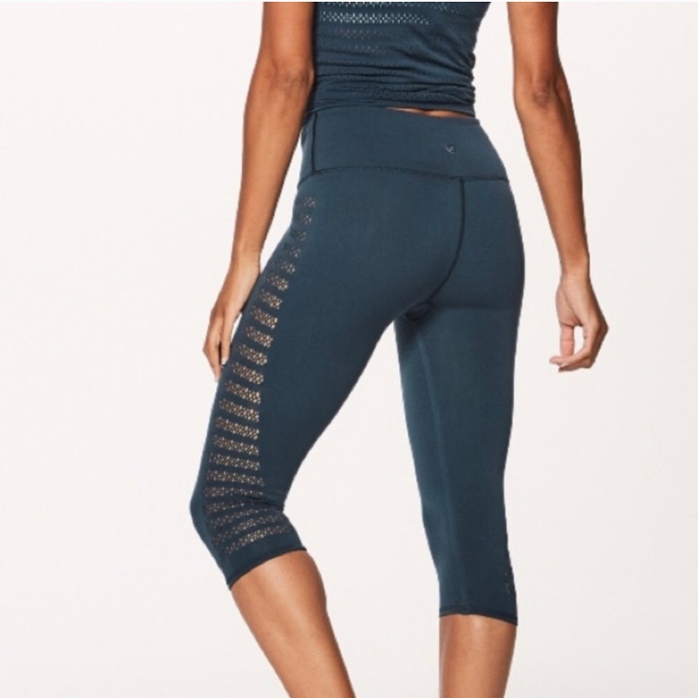 Lululemon Reveal Crop in Submarine